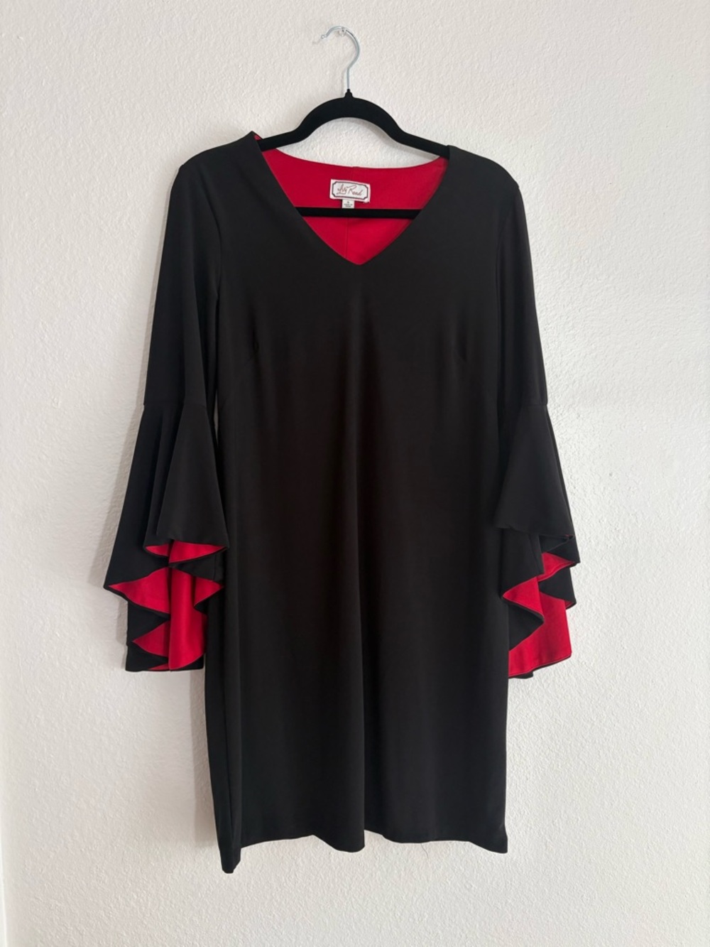 Ivy Road Size S Black Red Lining Bell Sleeve V-Neck Mini Shift Dress